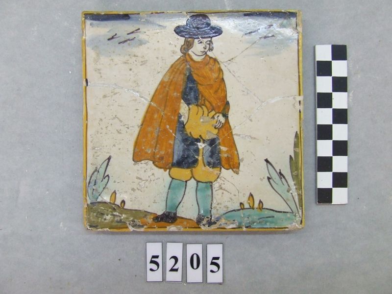 Home amb capa i barret [rajola d'oficis], desconegut, segle XVIII