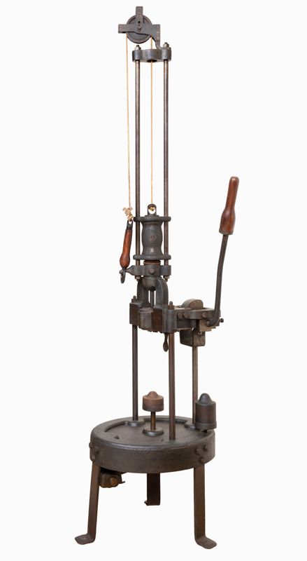 màquina de posar taps de suro Pelegrí Forns [màquina de tapar ampolles], Pelegrí Forns, primera meitat segle XX